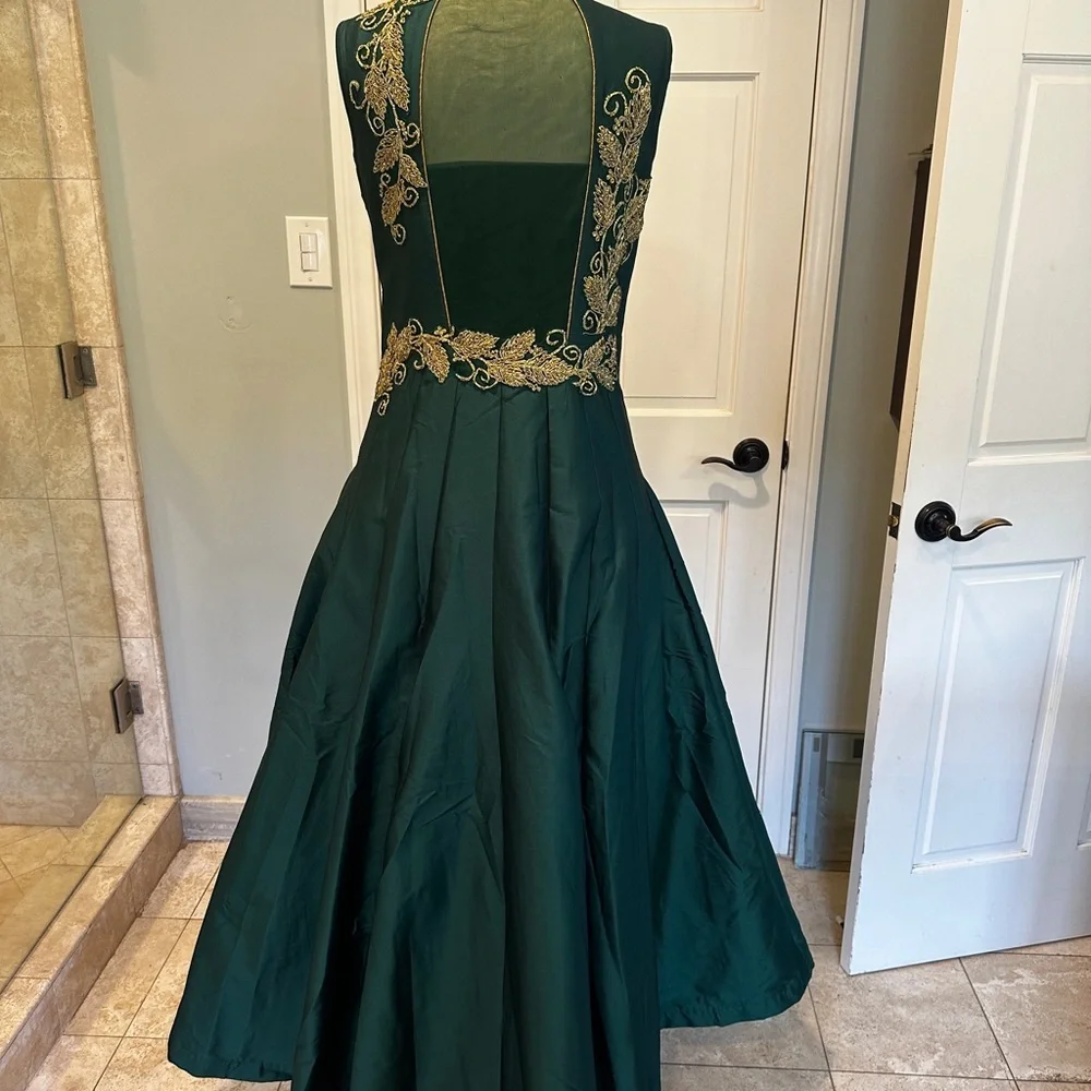 Beautiful emerald green custom made Indian bridal gown - Picture 5 of 13